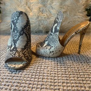 Womens STEVE MADDEN mule heels. Size 7